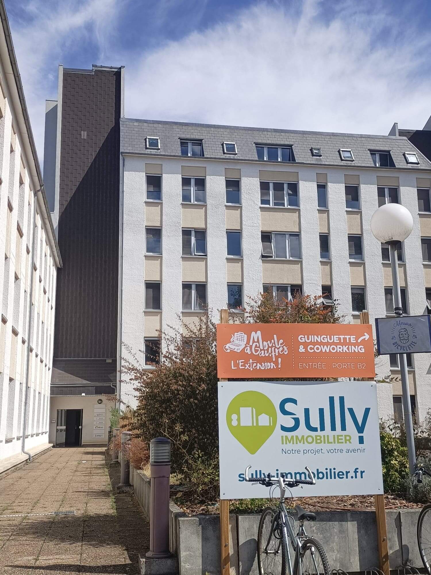 Le cabinet est située dans l'extension du moule à gaufre au 122bis faubourg saint jean à Orleans